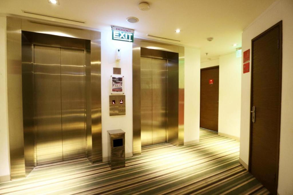 Redstar Hotel Jakarta Extérieur photo