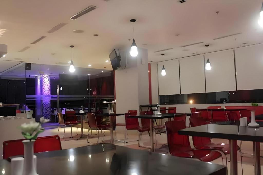 Redstar Hotel Jakarta Extérieur photo